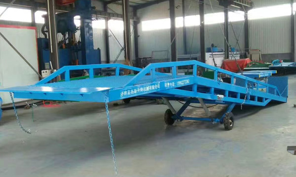 移動(dòng)式液壓登車(chē)橋